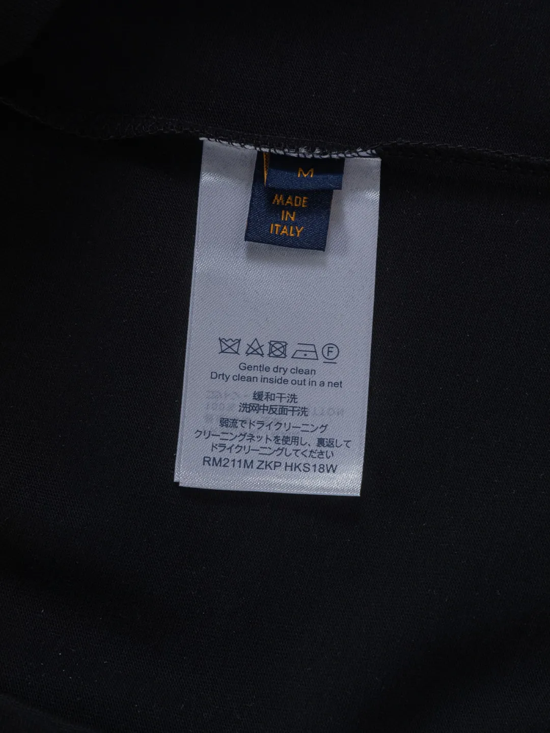 🅿️190 Louis Vuitton 1V LV micro-wide version S-XL LV 26ss New product counters are on the shelves at the same time Multi-process digital direct printing Various travel patches on the chest Micro-stamp printing Round-neck short-sleeved T-shirts, the same style for men and women! Consigned to one-to-one creation. Synchronized with the official website, pure cotton fabrics at the counter! It is close to the skin and comfortable, durable and easy to wear. It has a classic and simple logo design and meticulous original craftsmanship. Short-sleeves, a must-have item for men, do not appear to be the same for the general public, but must be unique and eye-catching. This LV short-sleeve is all about quality, comfort, the same shape and fashion as always, including fabrics and cutting techniques. All of them have been made with great effort! 320 grams of washed pure cotton fabric, pure cotton is breathable, very refreshing and comfortable for daily wear. The rib knitting on the neckline is smooth and tight, and the neckline will not be skewed if you toss it at will. The loose version, you will find that it looks really good on the upper body. The overall is minimalist and neat, super versatile for daily use! Pair it casually with a pair of pants for a youthful look. A T-shirt will make your outfit crazy. It is a fashionable item that can never go wrong! Color: Black White Gray Size: S-XL Size chart: S: Shoulder width 50-Bust 56-Length 70 M: Shoulder width 52-Bust 57-Length 72 L: Shoulder width 54-Bust 59-Length 74 XL: Shoulder width 56-Bust 62-Length 76